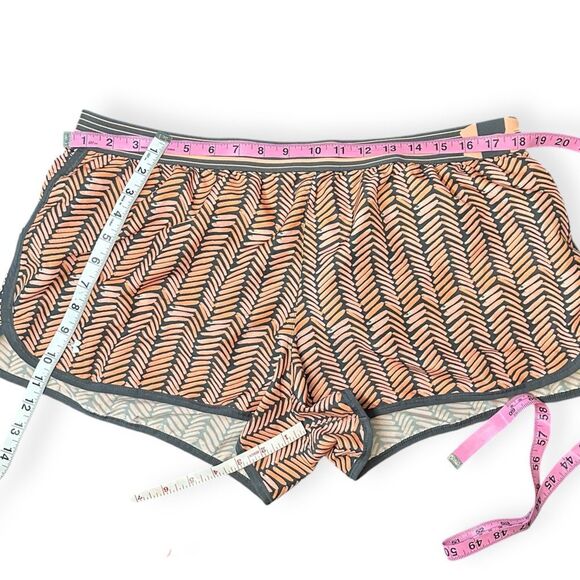 UNDER ARMOUR Women’s Afterglow HeatGear Printed Running Shorts Size XL - Picture 8 of 8